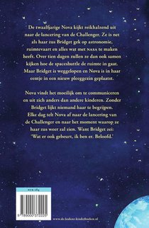 In de ruimte is het stil achterzijde