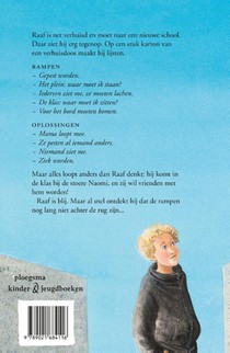 Een vriendin met vuisten achterzijde