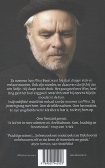 In zijn nabijheid achterzijde