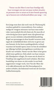 Aan haar lippen achterzijde