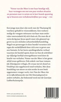 Aan haar lippen achterzijde