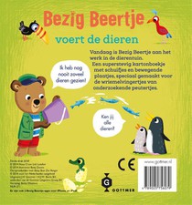 Bezig Beertje voert de dieren achterzijde