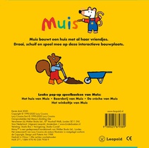 Muis bouwt een huis achterzijde