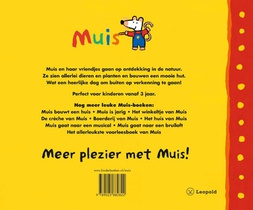 Muis wandelt in de natuur achterzijde