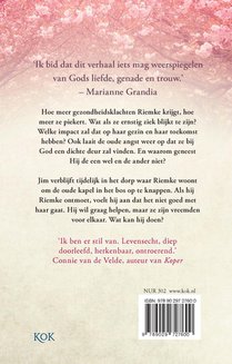 Onder zijn vleugels achterzijde
