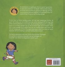 Grote Anna leert hockey spelen achterzijde