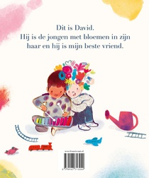 De jongen met bloemen in zijn haar achterzijde