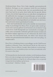 De jongen die opgroeide als hond achterzijde