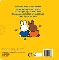 nijntje en nina spelen samen achterzijde