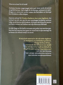 Een hagedis tussen de mussen achterzijde