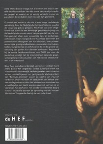 Er stond een vrouw in de tuin achterzijde