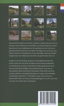 Wandelen op de rand van bos en boerenland achterzijde