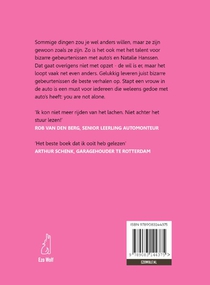 Stapt een vrouw in de auto achterzijde