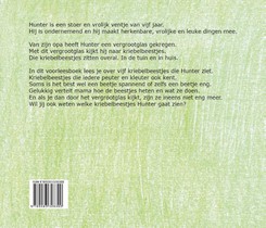 Hunter kijkt naar kriebelbeestjes achterzijde