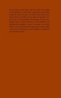 Je zit op een stoel achterzijde