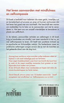 Het leven aanvaarden met mindfulness en zelfcompassie achterzijde
