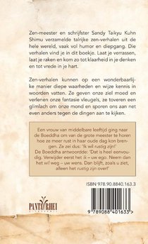 In de schaduw van de dennenboom achterzijde