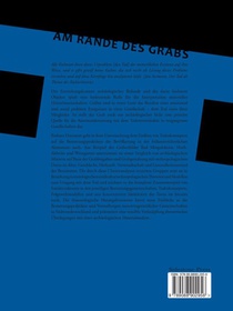 Am Rande des Grabs achterzijde