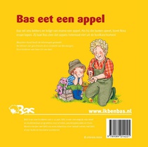 Bas eet een appel achterzijde