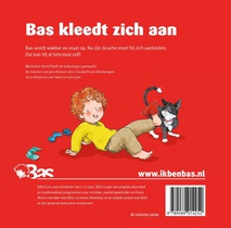 Bas kleedt zich aan achterzijde