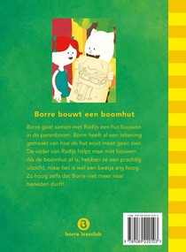 Borre bouwt een boomhut achterzijde