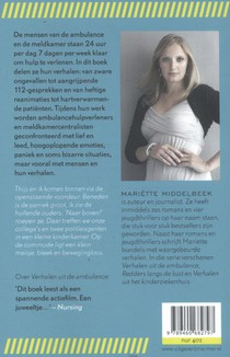 De mensen van de ambulance achterzijde