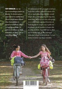 Janne & Jamila samen op de fiets achterzijde
