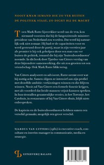 De kapitein en de buitenboordmotor achterzijde