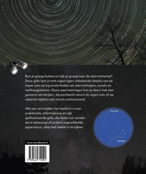 Met een verrekijker het heelal in achterzijde