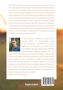 De zon brandt schakels van bloemen achterzijde