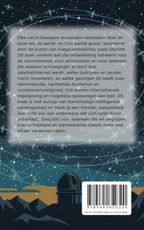 Satellietinternet boven een donkere hemel achterzijde