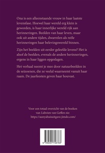 Met de handen in haar schoot achterzijde