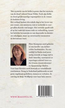 In besloten kring achterzijde