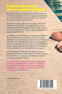 Ontspannen ouders, blije broers en zussen achterzijde