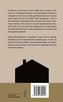 Door de bomen het huis achterzijde