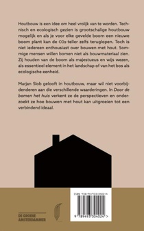 Door de bomen het huis achterzijde