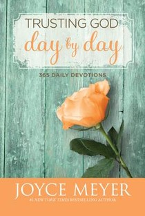 Trusting God Day by Day: 365 Daily Devotions voorzijde