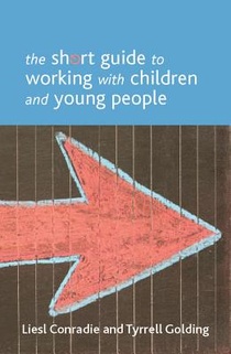 The Short Guide to Working with Children and Young People voorzijde