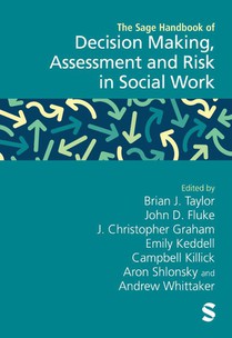 The Sage Handbook of Decision Making, Assessment and Risk in Social Work voorzijde