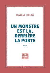 UN MONSTRE EST LA DERRIERE LA PORTE
