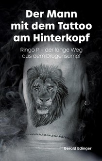 Der Mann mit dem Tattoo am Hinterkopf