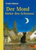 Der Mond hinter den Scheunen