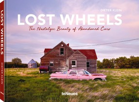 Lost Wheels: The Nostalgic Beauty of Abandoned Cars voorzijde