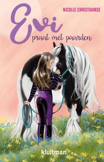 Evi praat met paarden voorzijde