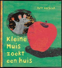 Kleine muis zoekt een huis voorzijde