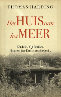 Het huis aan het meer voorzijde