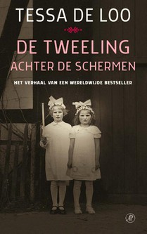 De tweeling achter de schermen voorzijde