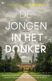 De jongen in het donker voorzijde