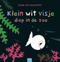 Klein wit visje diep in de zee voorzijde