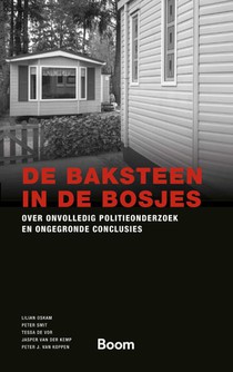 De baksteen in de bosjes voorzijde